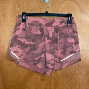 Lululemon Hotty Hot LR 4” shorts